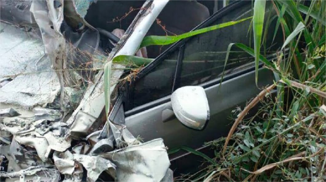 Mãe e filha de quatro anos morrem após carro invadir pista e “atropelar” motor em MT