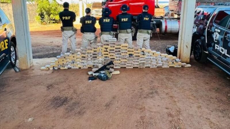 Dupla é apreendida com 150 kg de droga e fuzil na BR-070