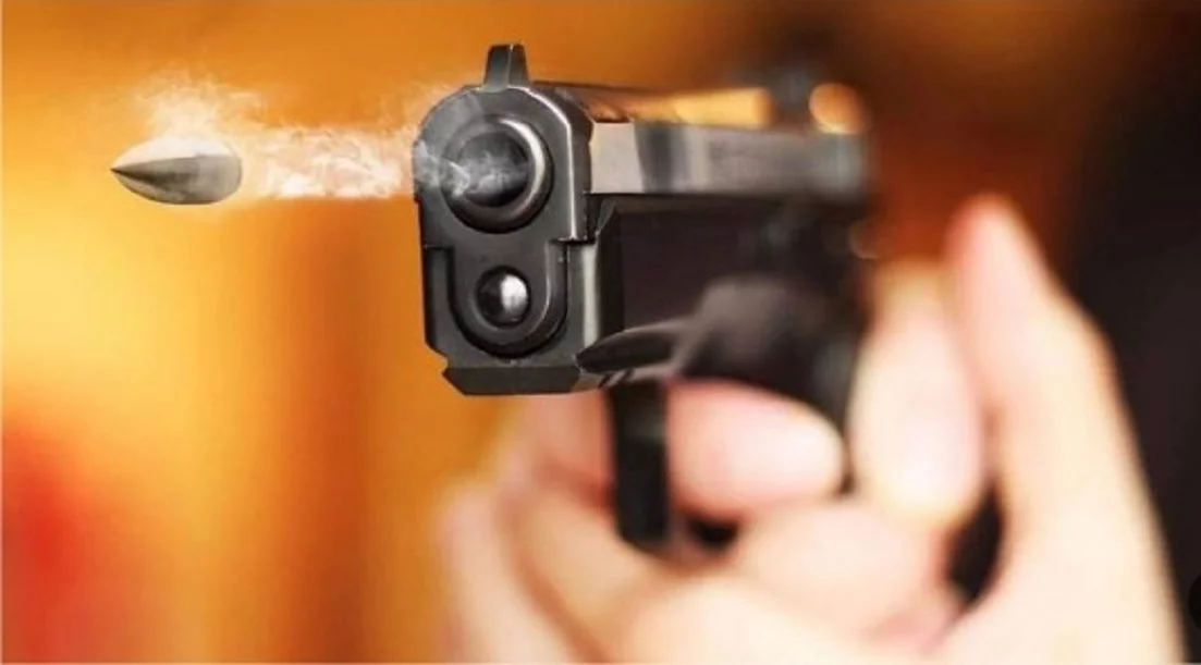 Criminosos armados invadem casa na madrugada e tentam matar mãe e filho
