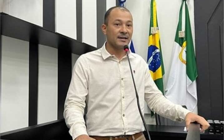 A convite de vereador, enfermeiro reivindica pagamento do piso nacional em Cuiabá