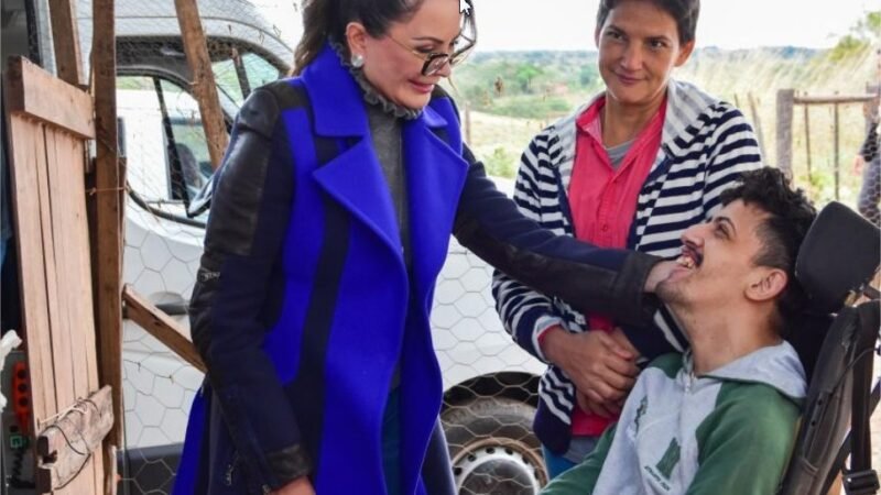 Primeira-dama de MT entrega cadeira de rodas projetada especialmente para jovem com paralisia cerebral