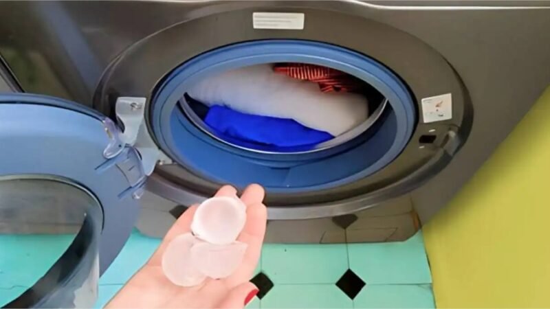 Jogue 3 cubos de gelo na máquina de lavar: você não imagina o que acontece com a roupa