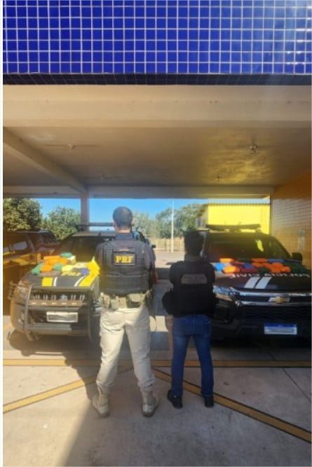 Ação conjunta PRF e Polícia Civil resulta na apreensão de grande quantidade de cocaína em ônibus de passageiros