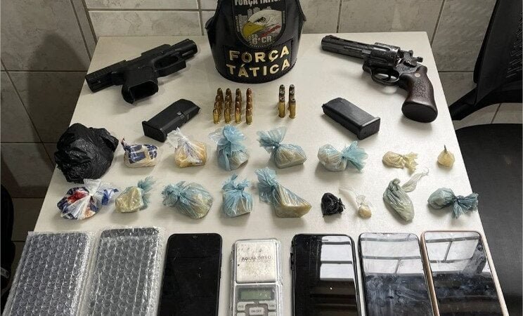 Força Tática prende dois homens com armas de fogo e porções de drogas
