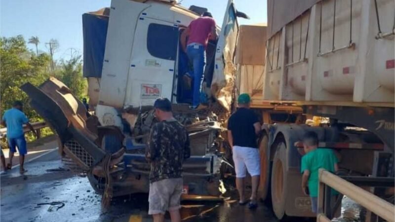 Acidente entre três carretas deixa um morto e congestiona BR-163 em Sinop