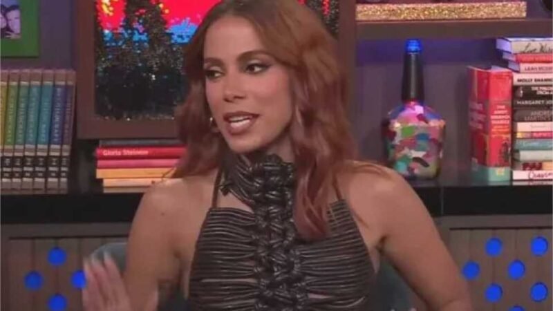 Anitta defende Cardi B por jogar microfone em uma pessoa