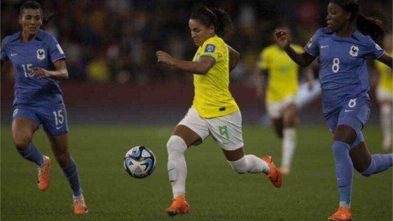 Brasil não resiste ao jogo aéreo da França e perde por 2 a 1