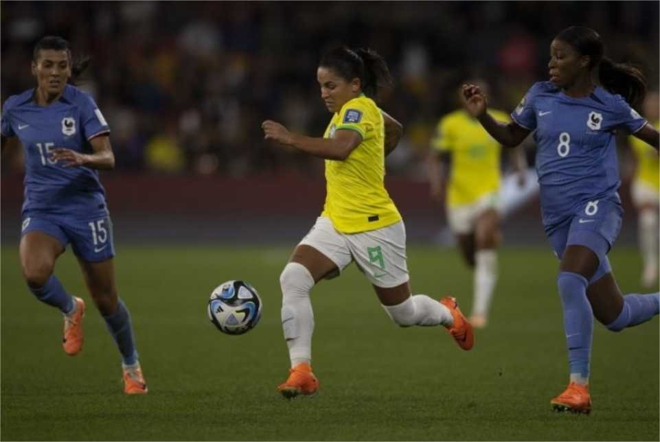 Brasil não resiste ao jogo aéreo da França e perde por 2 a 1