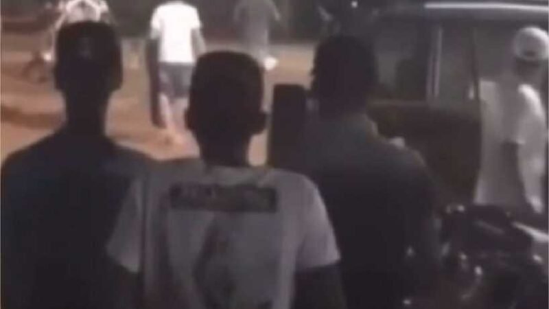 Populares registram momento em que homem é atacado com golpes de facão durante briga