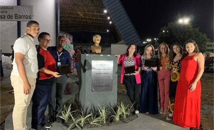 Escola Estadual Adalgisa de Barros inaugura busto de educadora em comemoração aos 58 anos da unidade