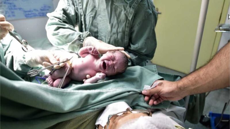 Lei estadual proíbe cobrança de qualquer valor do pai ou acompanhante para assistir ao parto