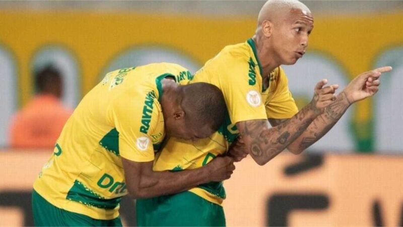 Deyverson marca, Cuiabá atropela no ‘duelo dos desesperados’ e mantém Santos na beira do Z-4