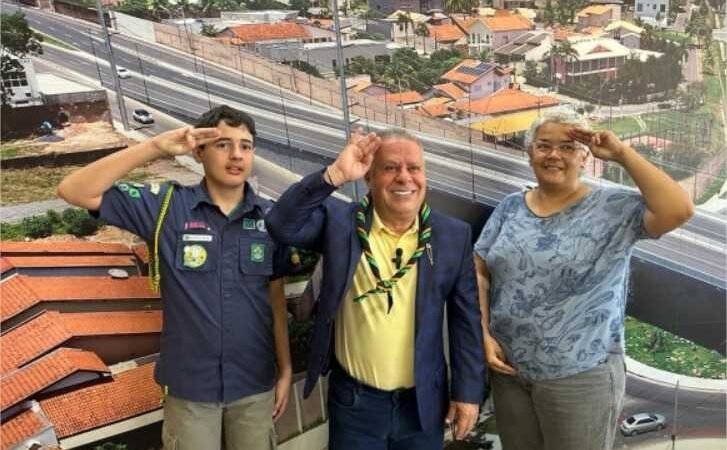 Chico 2000 recebe visita de membro do grupo de escoteiros Philippe Landes