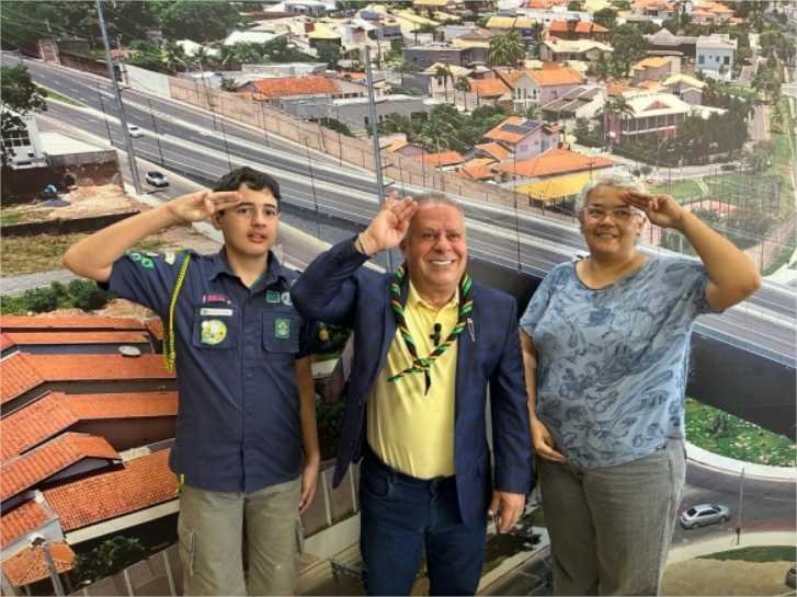 Chico 2000 recebe visita de membro do grupo de escoteiros Philippe Landes