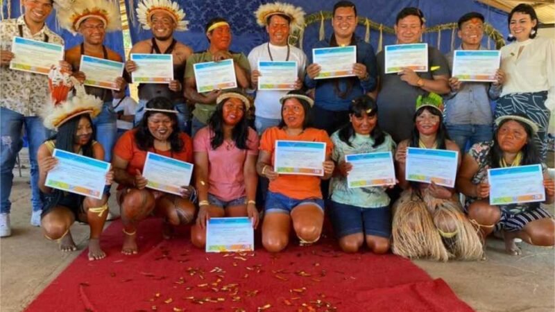 Indígenas Zoró concluem curso de assistente administrativo