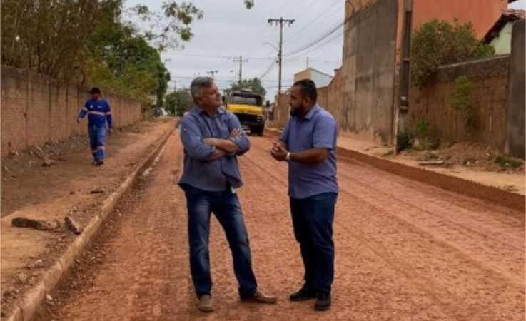 Jeferson acompanha início de pavimentação asfáltica no Serra Dourada