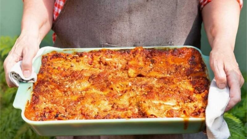 No Dia da Lasanha, comemore com uma receita clássica à bolonhesa