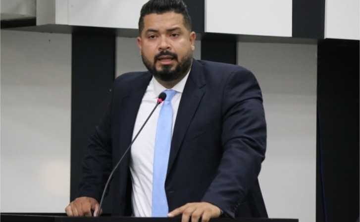 Vereador pede implantação de rede de esgoto para rua do Tancredo Neves