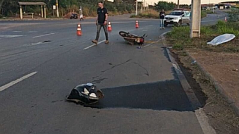 Homem morre ao colidir moto contra poste no Distrito Industrial