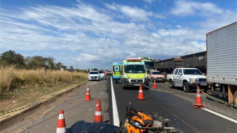 Motociclista morre após colisão com carreta na BR-364; pista interditada