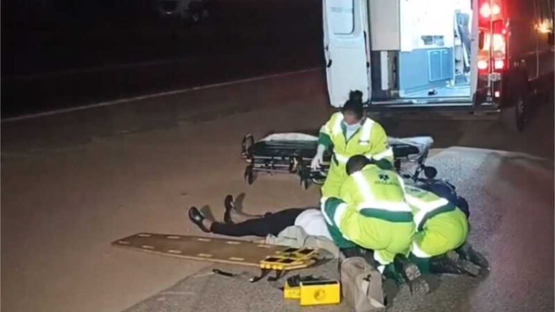 Motociclista fica ferida ao escorregar em milho espalhado em rodovia