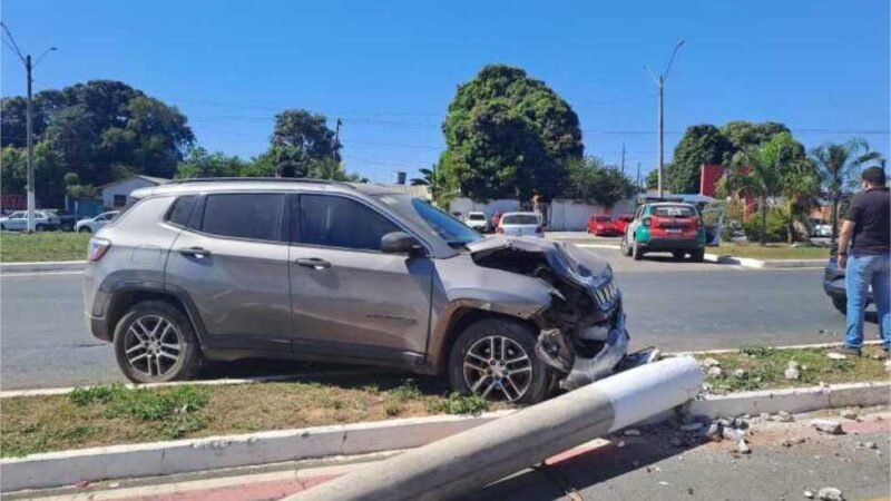 Motorista perde controle de carro de luxo, derruba poste e foge em Várzea Grande