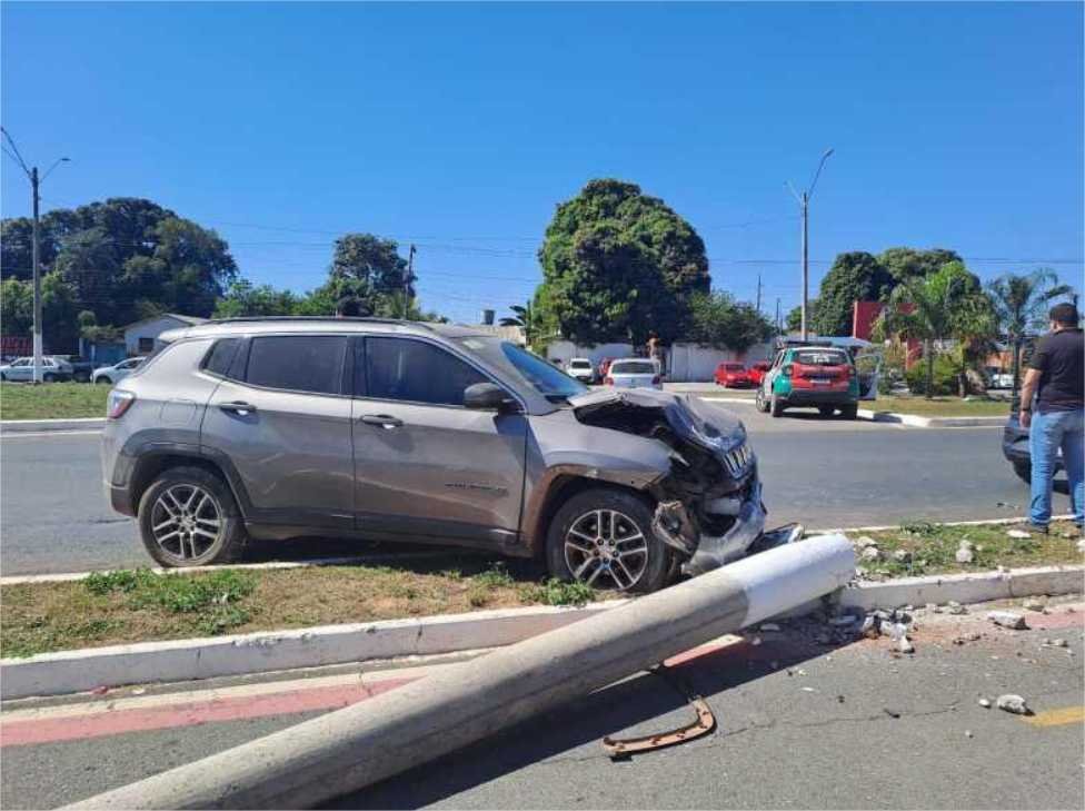 Motorista perde controle de carro de luxo, derruba poste e foge em Várzea Grande