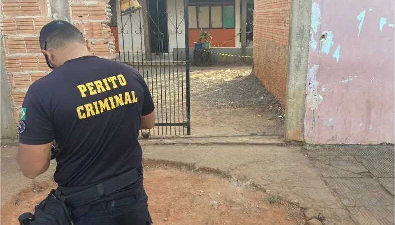 Homem é encontrado morto dentro de casa com mãos amarradas com fio de energia em MT