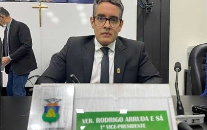 Rodrigo cobra tapa-buracos, limpeza de calçada e redutor de velocidade