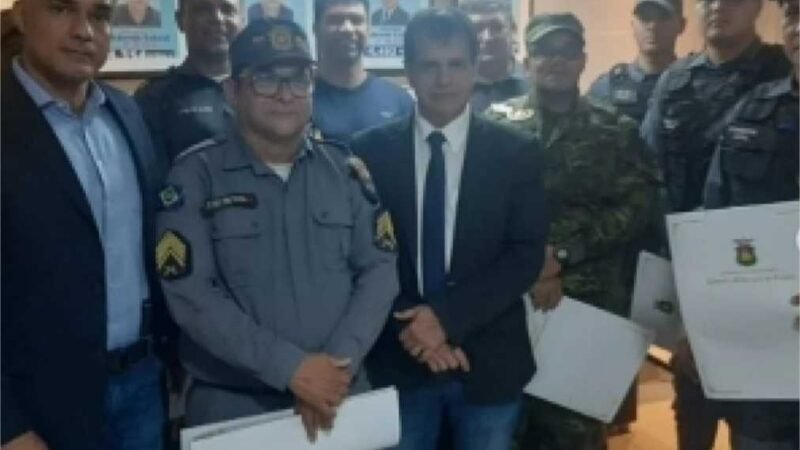 Adevair Cabral entrega Moção de Aplausos para policiais do Conseg