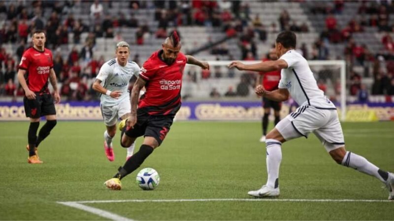 Arthur Gomes marca duas vezes para o Cruzeiro, mas Athletico-PR reage e arranca empate em jogo ‘maluco’ em Curitiba