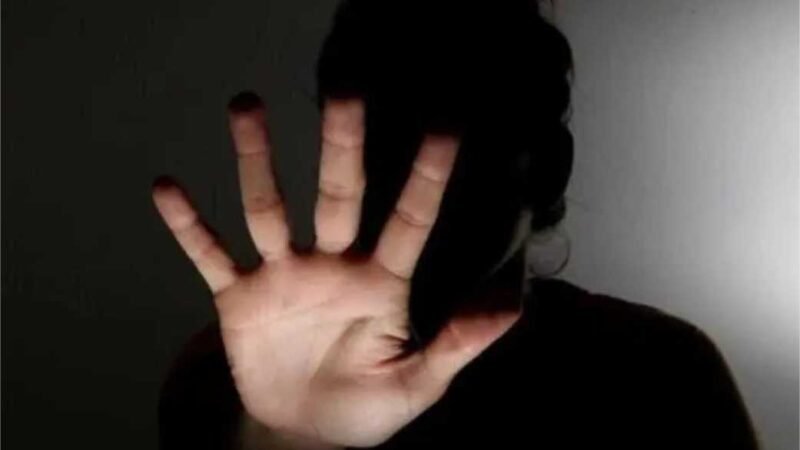 Com fim do namoro, homem agride ex em hamburgueria e ameaça matá-la