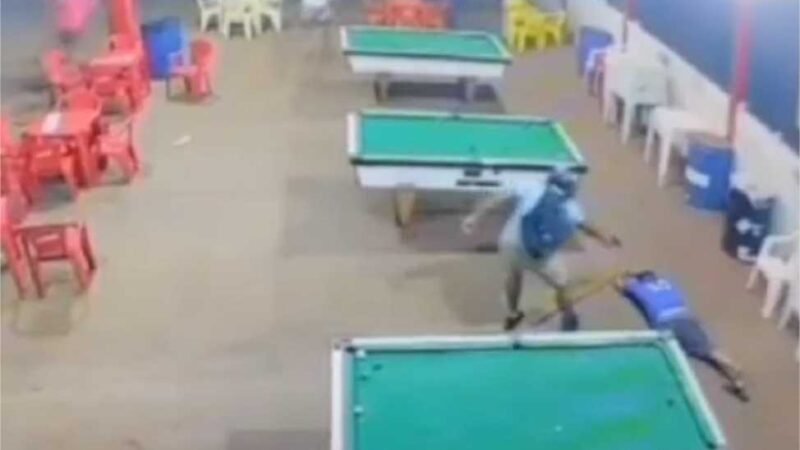 Vídeo flagra momento em que homens são executados enquanto jogavam sinuca em bar; veja