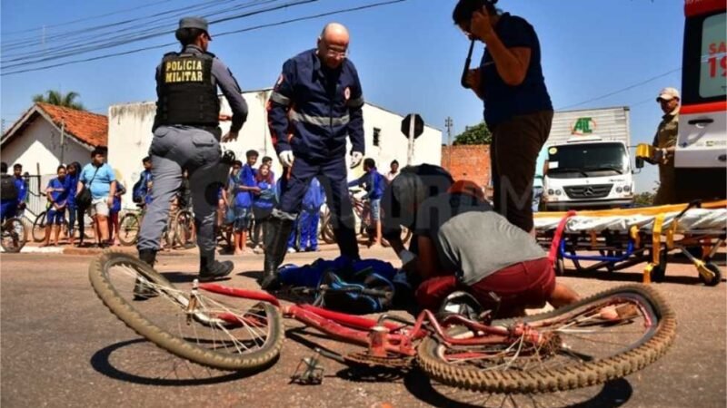Garoto de 13 anos é atropelado por micro-ônibus enquanto pedalava em Rondonópolis