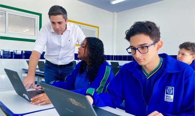 Governo de MT entrega 625 chromebooks para uso de estudantes de escola estadual em Cuiabá