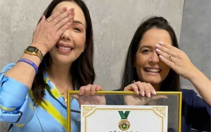 Maysa Leão entrega título de cidadã cuiabana à deputada Amália Barros