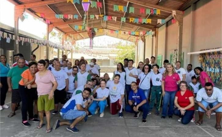 Maysa Leão entrega doação de kits de limpeza para a APAE Cuiabá