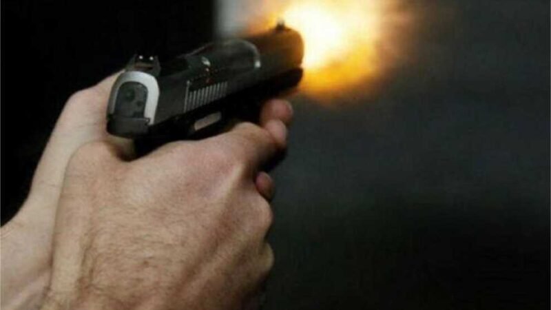 Homem de 31 anos é baleado na porta de casa enquanto conversava com vizinho