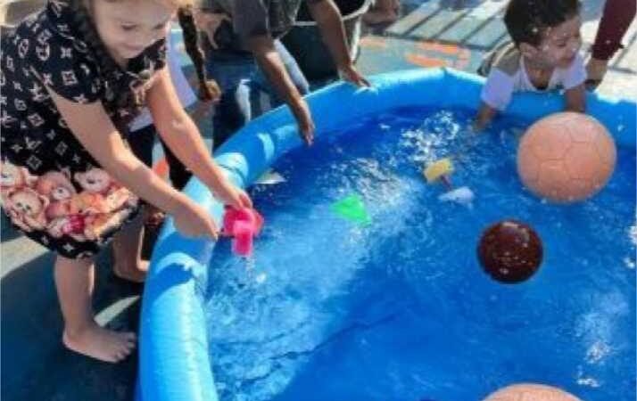 Com o forte calor e a baixa umidade do ar, estudantes da rede participam de atividades com banhos de mangueira e cuidados na alimentação