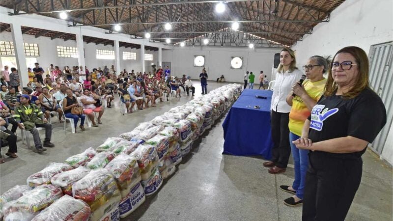 Moradores de Rondonópolis recebem 1.800 cestas em ação da primeira-dama de MT