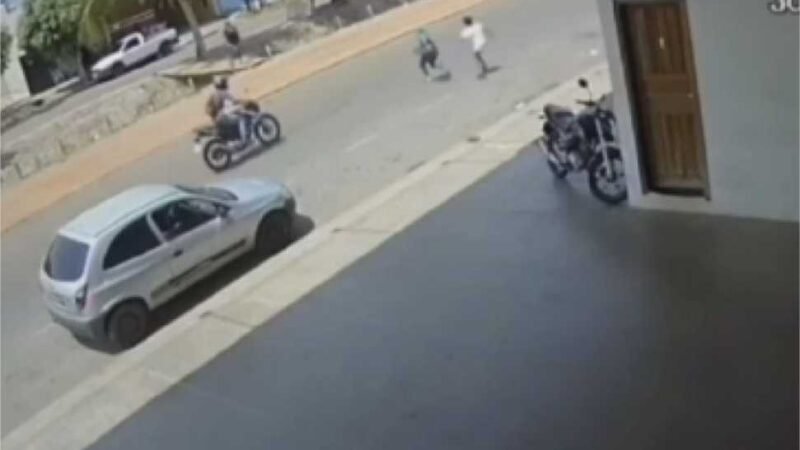 Crianças saem correndo da calçada e são atropeladas por moto