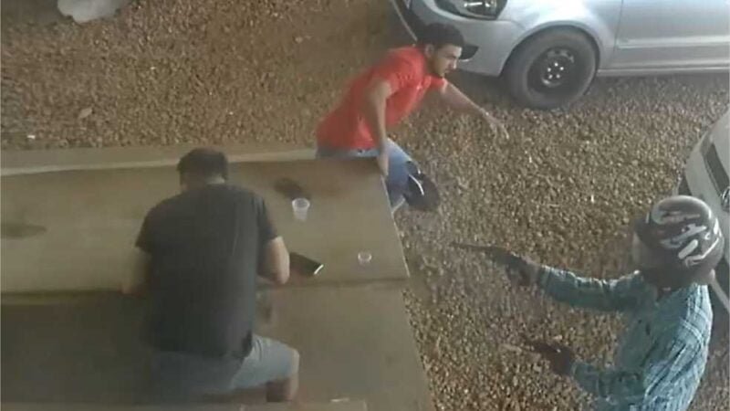 Câmera de segurança flagra cobrador sendo baleado em lava-jato; veja vídeo