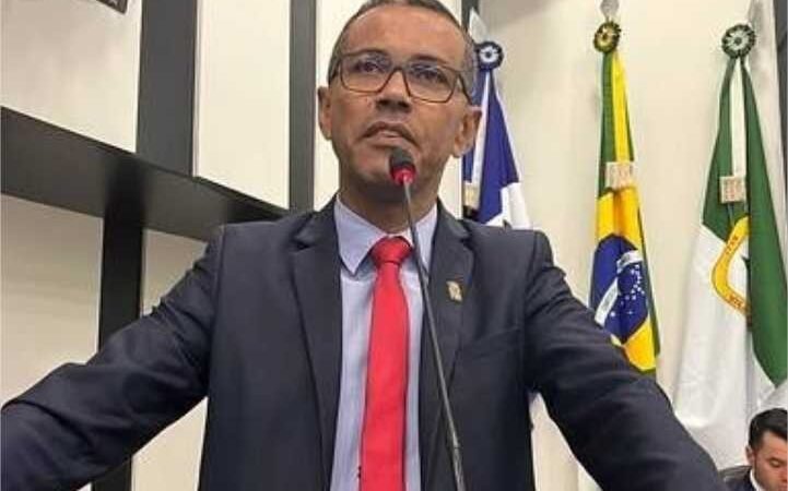 Equipe de vereador acompanha obras em praça na Capital