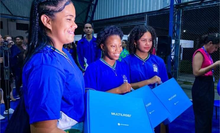 “Vai contribuir para a nossa formação”, afirma estudante de escola em Cuiabá sobre entrega de chromebooks pelo Governo de MT