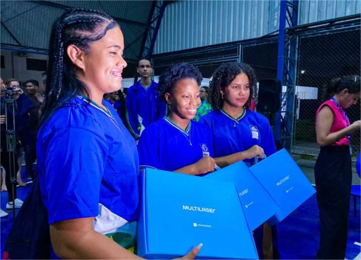 “Vai contribuir para a nossa formação”, afirma estudante de escola em Cuiabá sobre entrega de chromebooks pelo Governo de MT