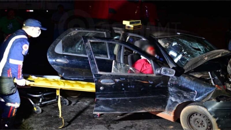 Mulher que ficou presa às ferragens após batida entre carro e carreta morre em Hospital