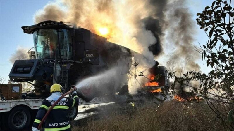 Corpo de Bombeiros Militar combate incêndio em carreta que transportava colheitadeira