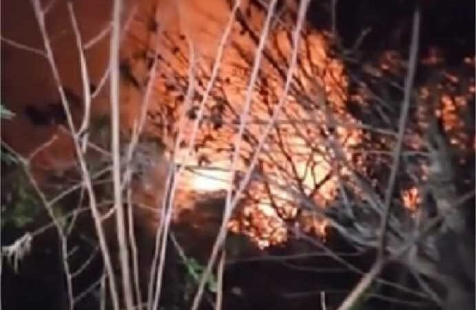 Equipes do Corpo de Bombeiros continuam monitorando incêndio que assustou moradores de Santo Antônio