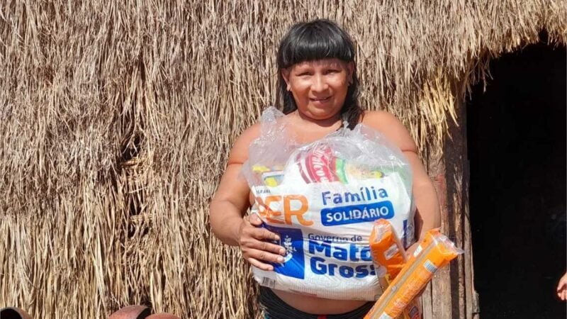 Indígenas da etnia Enawenê-nawê recebem alimentos e cobertores do programa SER Família Indígena