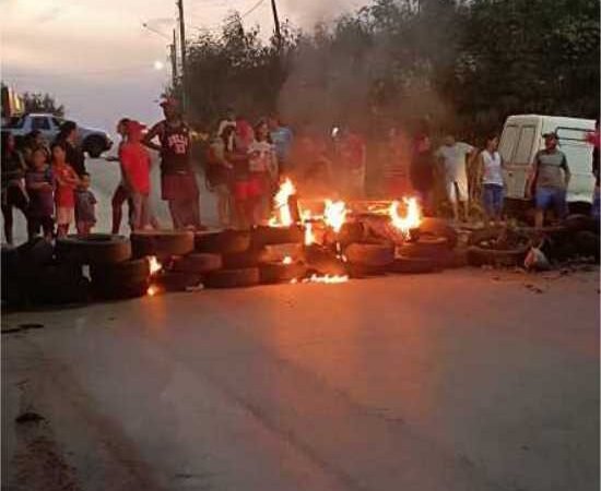 Moradores fecham via com pneus queimados em protesto contra falta d’água; veja vídeos